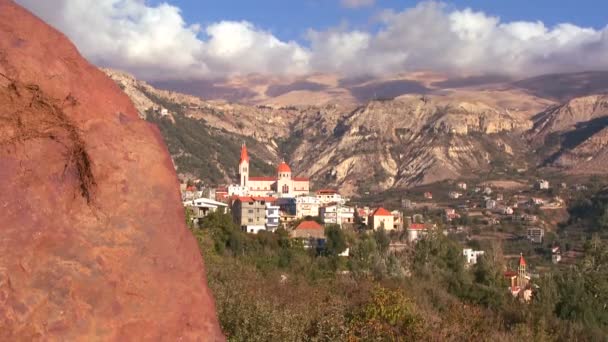 Chiese punteggiano le colline del Libano — Video Stock