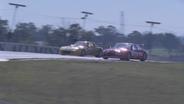 Carros de corrida concorrentes — Vídeo de Stock