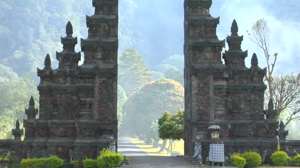 Köd sodródik a temple gate — Stock videók