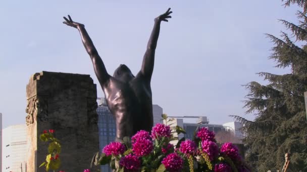 Скульптура піднімається з цвинтар — стокове відео