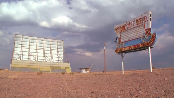 Nuages passent sur le lecteur abandonné — Video