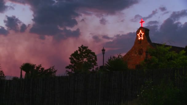 Une église d'adobe au crépuscule — Video