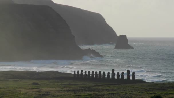 Statues de l'île de Pâques se dressent contre l'océan — Video