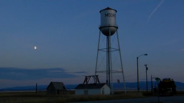 Ein Wasserturm auf der Prärie — Stockvideo