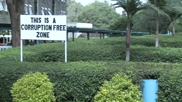 Un panneau sur le campus de l'Université de Nairobia — Video