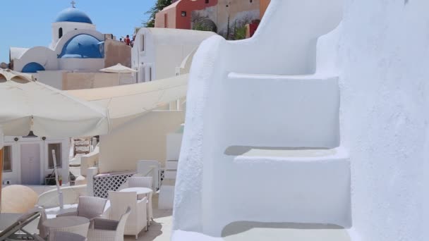 Ortodoxa kyrkan på ön Santorini — Stockvideo