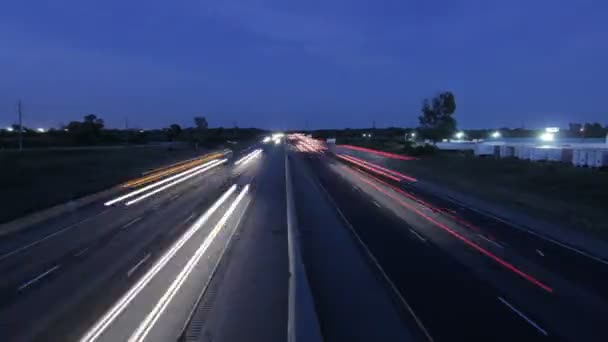 高速道路で夕暮れ時に車 — ストック動画