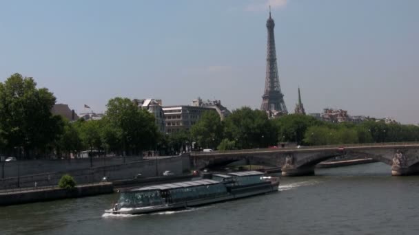 El Sena y la Torre Eiffel — Vídeos de Stock