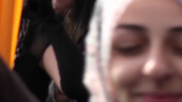 En muslimsk kvinna håller upp en skylt — Stockvideo