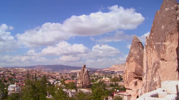 Wolken boven de rotsformaties in Cappadocië — Stockvideo