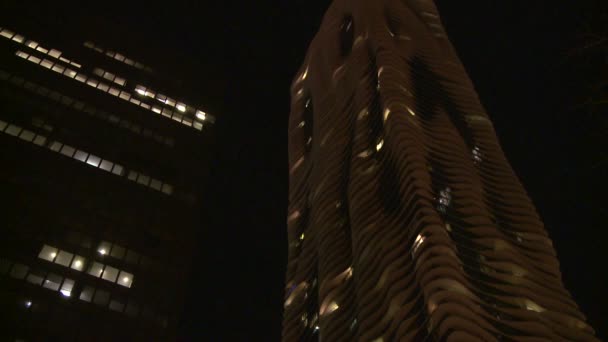 Ongebruikelijke flatgebouw in maanlicht — Stockvideo