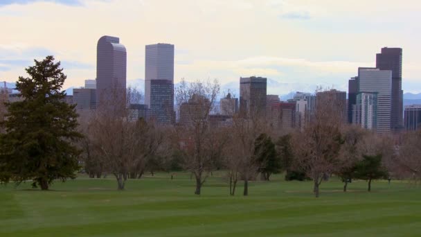 Denver skyline karşı dağlar — Stok video