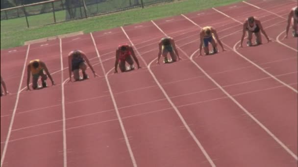 Um grupo de homens corre uma corrida — Vídeo de Stock