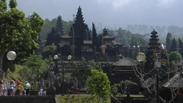 Les visiteurs s'approchent d'un temple balinais — Video