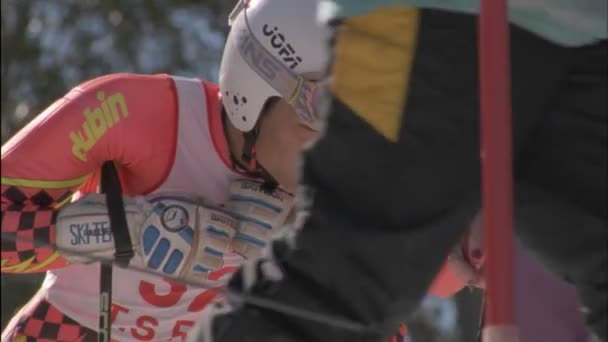 Лыжники готовятся к старту — стоковое видео