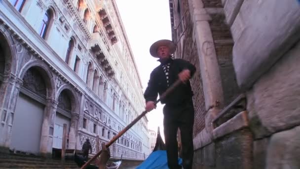 Gondolier remando uma gôndola — Vídeo de Stock