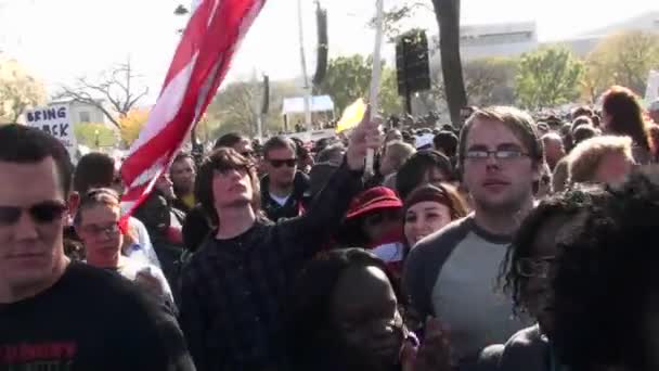 Un homme tient un drapeau américain — Video