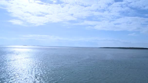 Um mar azul calmo senta-se — Vídeo de Stock