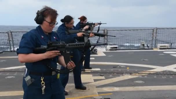 Mujeres de la Marina realizan ejercicio de fuego — Vídeo de stock