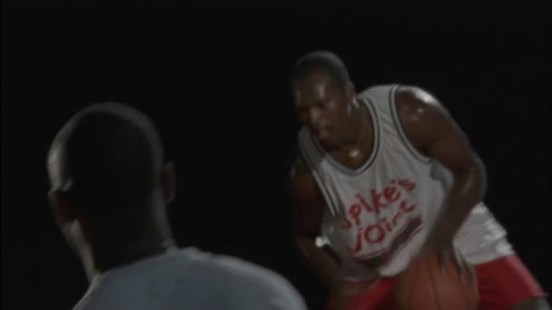 Mężczyzn grać w koszykówkę — Wideo stockowe