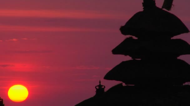Храм Пура Тана Лота на закате — стоковое видео