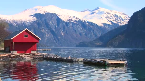 Fiordos de Noruega con cobertizo rojo — Vídeo de stock