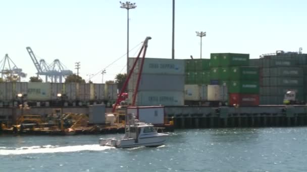 Un bateau portuaire passe — Video