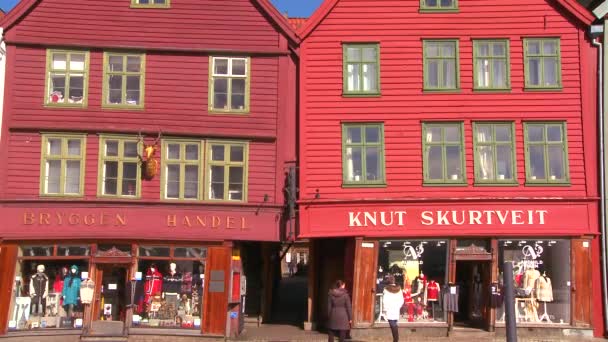 Buildings line the streets of Bergen — Stock Video