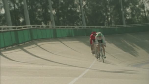 Ciclistas corrida em torno de uma pista — Vídeo de Stock