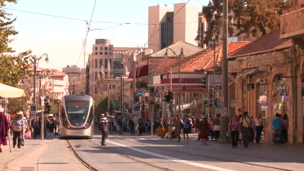 Een elektrische tram beweegt door de stad — Stockvideo