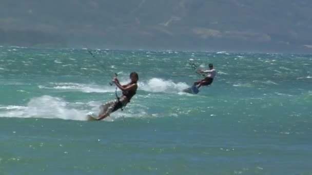 Виндсерфингисты переплывают океан — стоковое видео