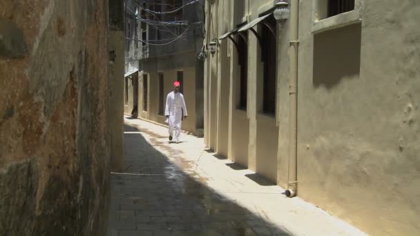 Een moslim man loopt — Stockvideo