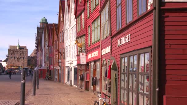 Des bâtiments bordent les rues de Bergen — Video