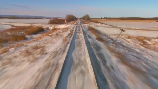 Tren que pasa por un paisaje nevado — Vídeo de stock