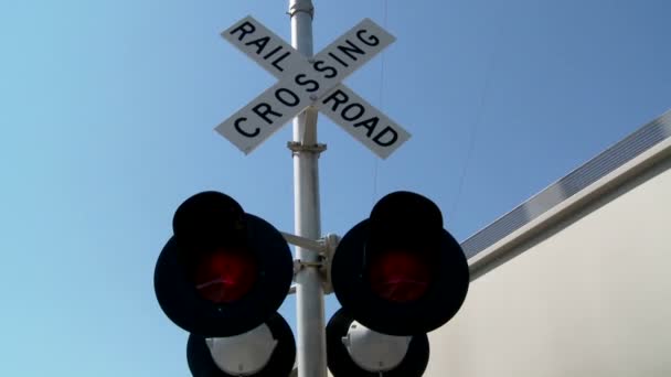 Las luces rojas parpadean en un ferrocarril — Vídeos de Stock