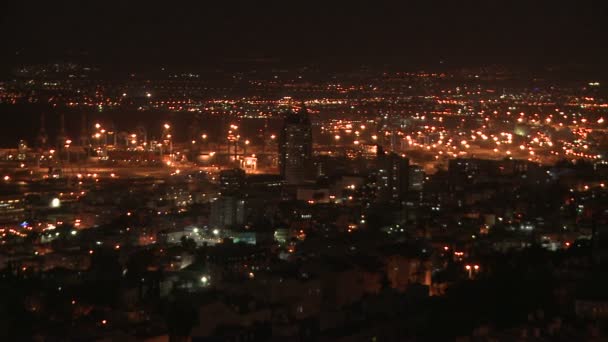 Stadt Haifa bei Nacht mit dem Baha 'i-Tempel — Stockvideo