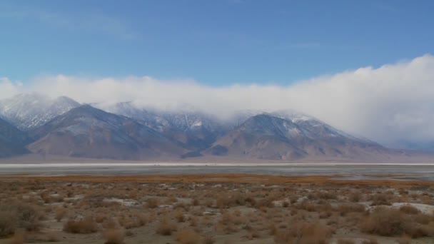 欧文斯谷上空的云块干燥的湖床 — 图库视频影像