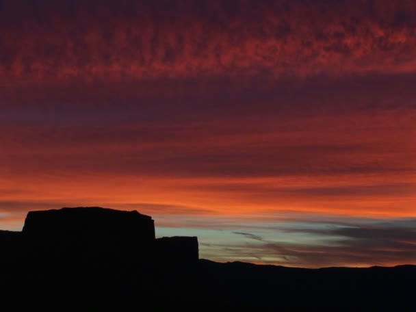 Horizon de buttes désertiques et de formations rocheuses — Video