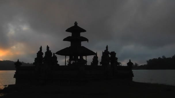 Templo com vista para um lago — Vídeo de Stock