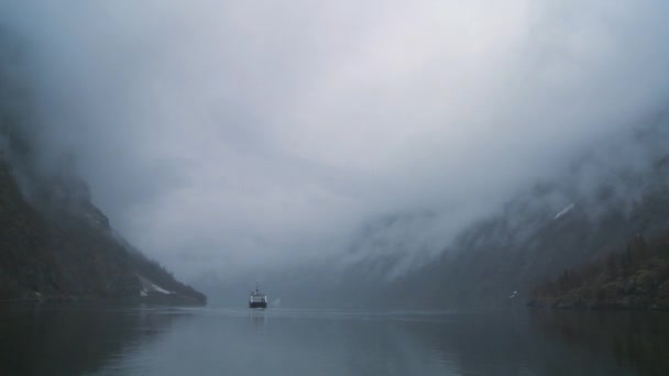 O barcă de feribot navighează prin ceață — Videoclip de stoc