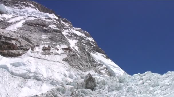 Naar beneden icefall — Stockvideo