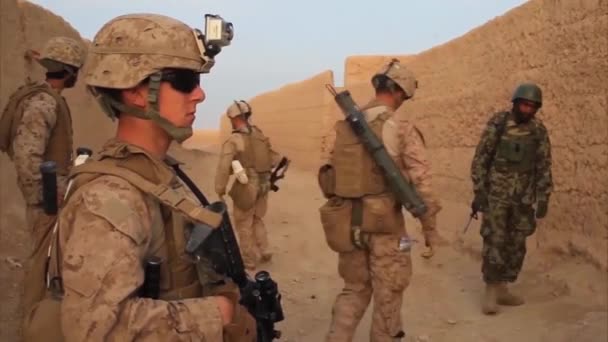 Amerikaanse soldaten gaan op patrouille — Stockvideo