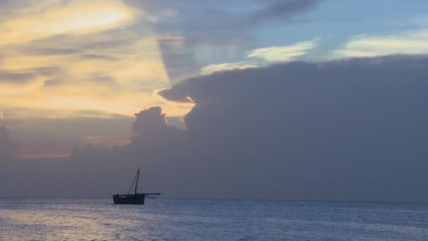 Barco navega a lo largo de la orilla — Vídeos de Stock