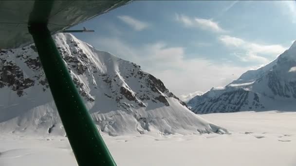 Flugzeug hebt vom Gletscher ab — Stockvideo