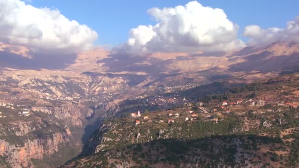 Kerken dot de heuvels van Libanon — Stockvideo