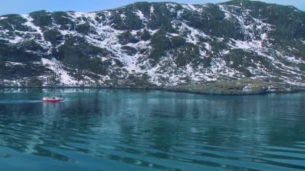 Een visserij boot heads door fjorden in het Arctic water — Stockvideo