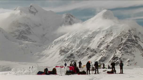 Los escaladores se preparan para salir del campamento — Vídeo de stock