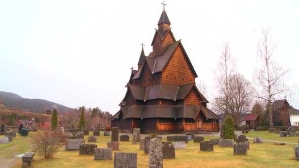 Kyrkogården framför en kyrka i Norge — Stockvideo