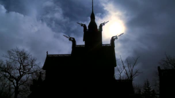 El sol brilla detrás de una iglesia espeluznante — Vídeos de Stock