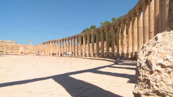 Estrada romana pelas ruínas de Jerash — Vídeo de Stock